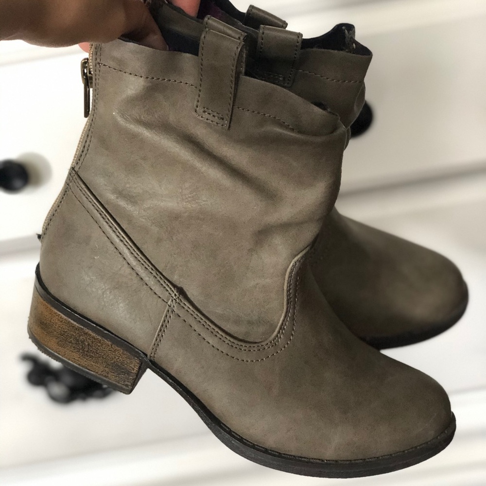 Steve Madden Gray faux leather booties